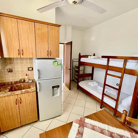 אכסניה Xhou's *